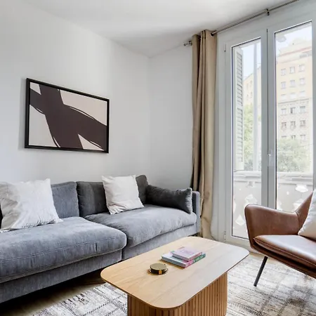 Blueground Sagrada Familia Stylish Furniture Bcn-138 * ברצלונה
