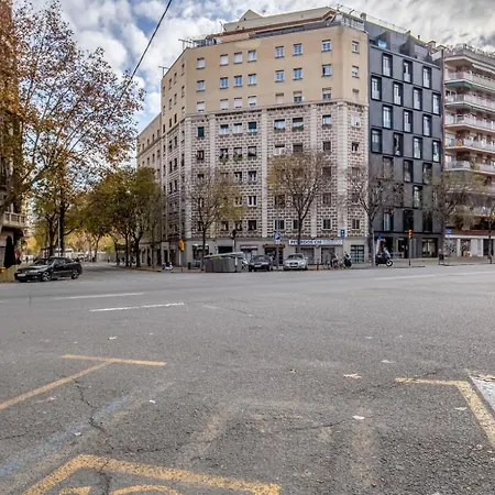 Blueground Sagrada Familia Stylish Furniture Bcn-138 * ברצלונה