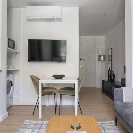Blueground Sagrada Familia Stylish Furniture Bcn-138 Appartement